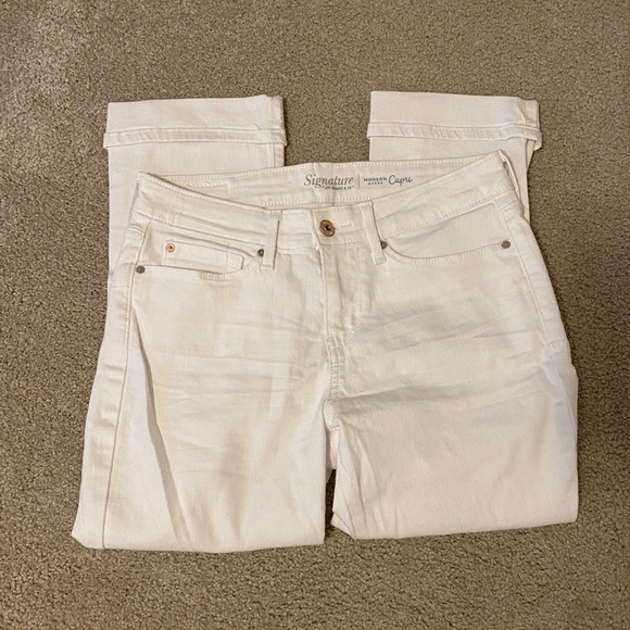 Signature Modern Capri Levi Strauss - Picture 1 of 12